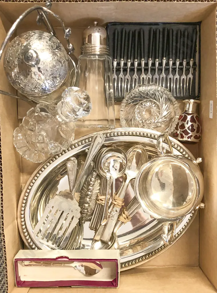 Box of Assorted Incl. S/P and Assorted Cutlery Etc. Image 1++
