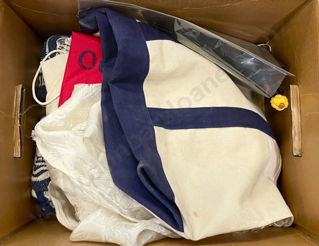 Box of Assorted Incl. Carry Bags Etc. Image 1++