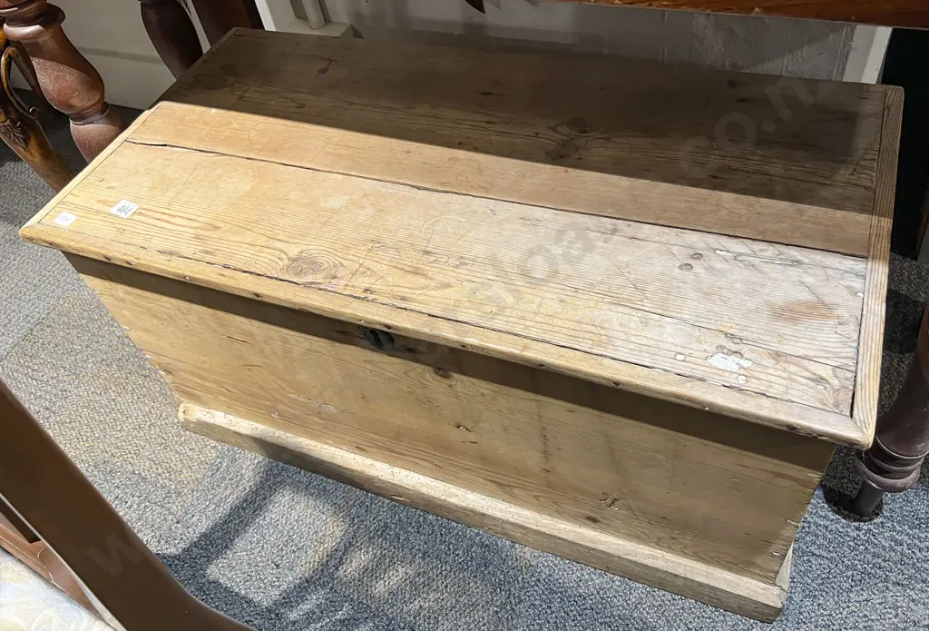 Pine Blanket Chest Image 1++