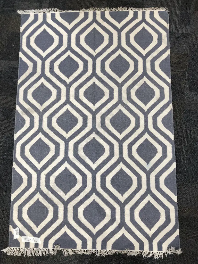 Modern Kilim Style Woven Rug Image 1++