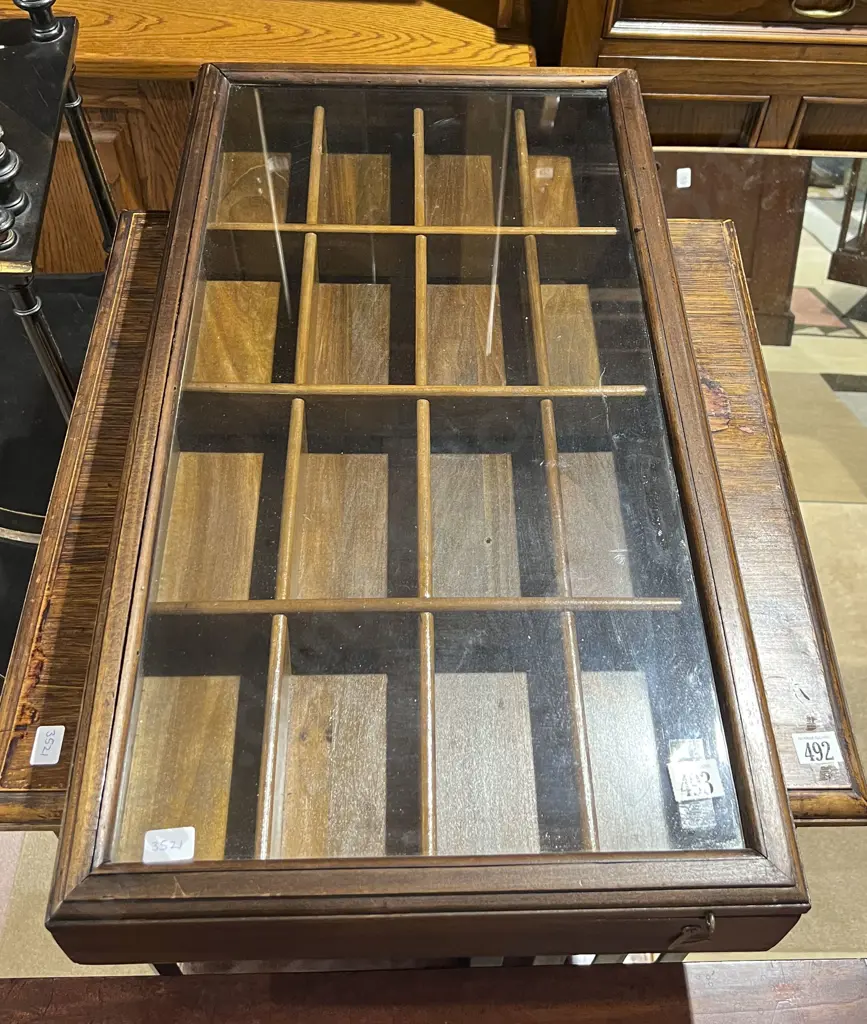 Glazed Kick-Knack Display Cabinet Image 1++