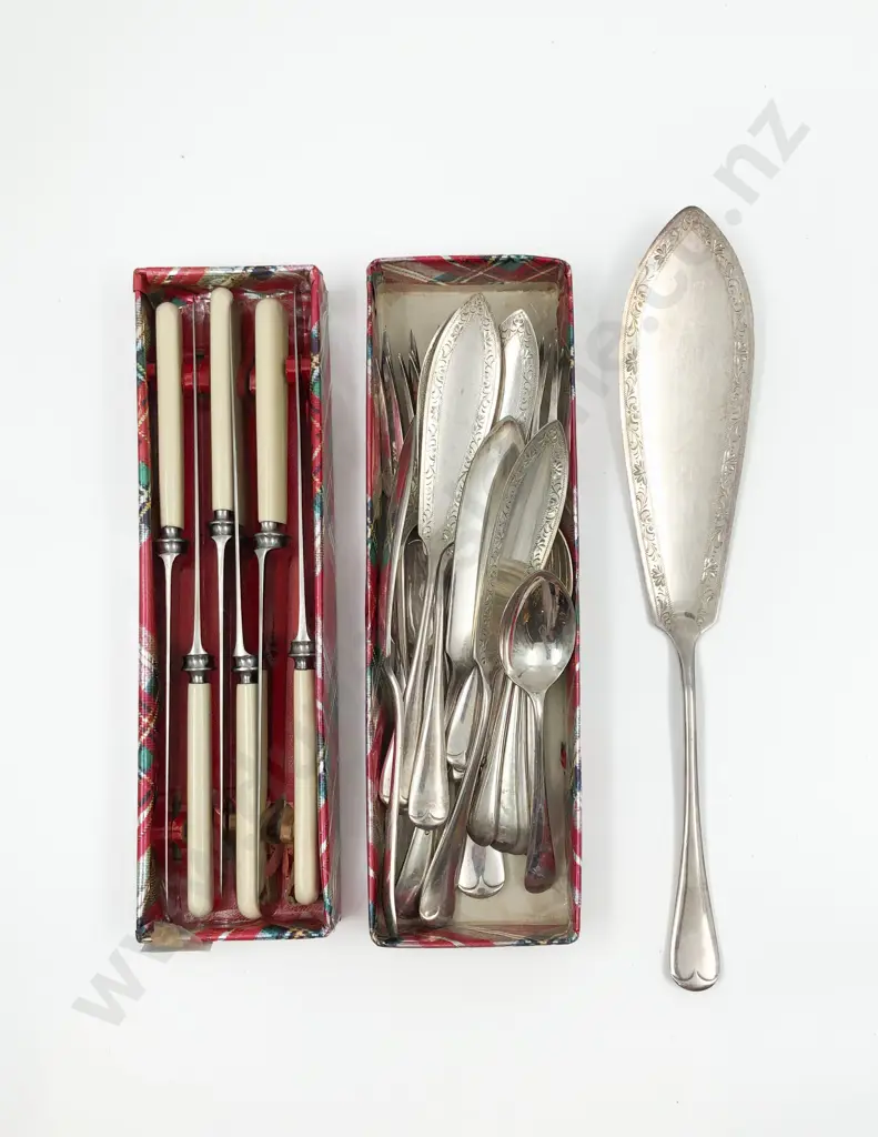 Small Quantity of Assorted Cutlery Image 1++