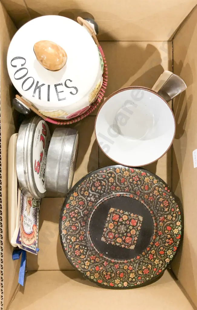 Vintage Huntley & Palmers Biscuit Tin Together With Cookie Jar and Vintage Cookie Cutters Image 1++