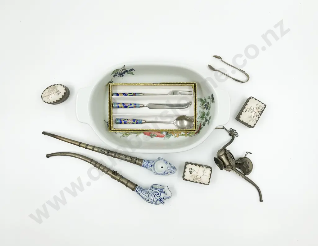 Quantity of Assorted Incl. Pipes and Trinket Boxes Etc. Image 1++