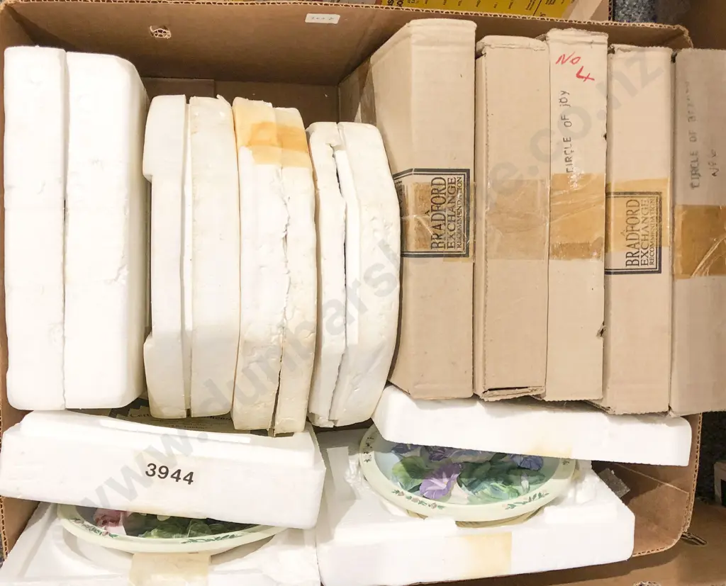 Box Quantity of Assorted Commemorative Plates Image 1++