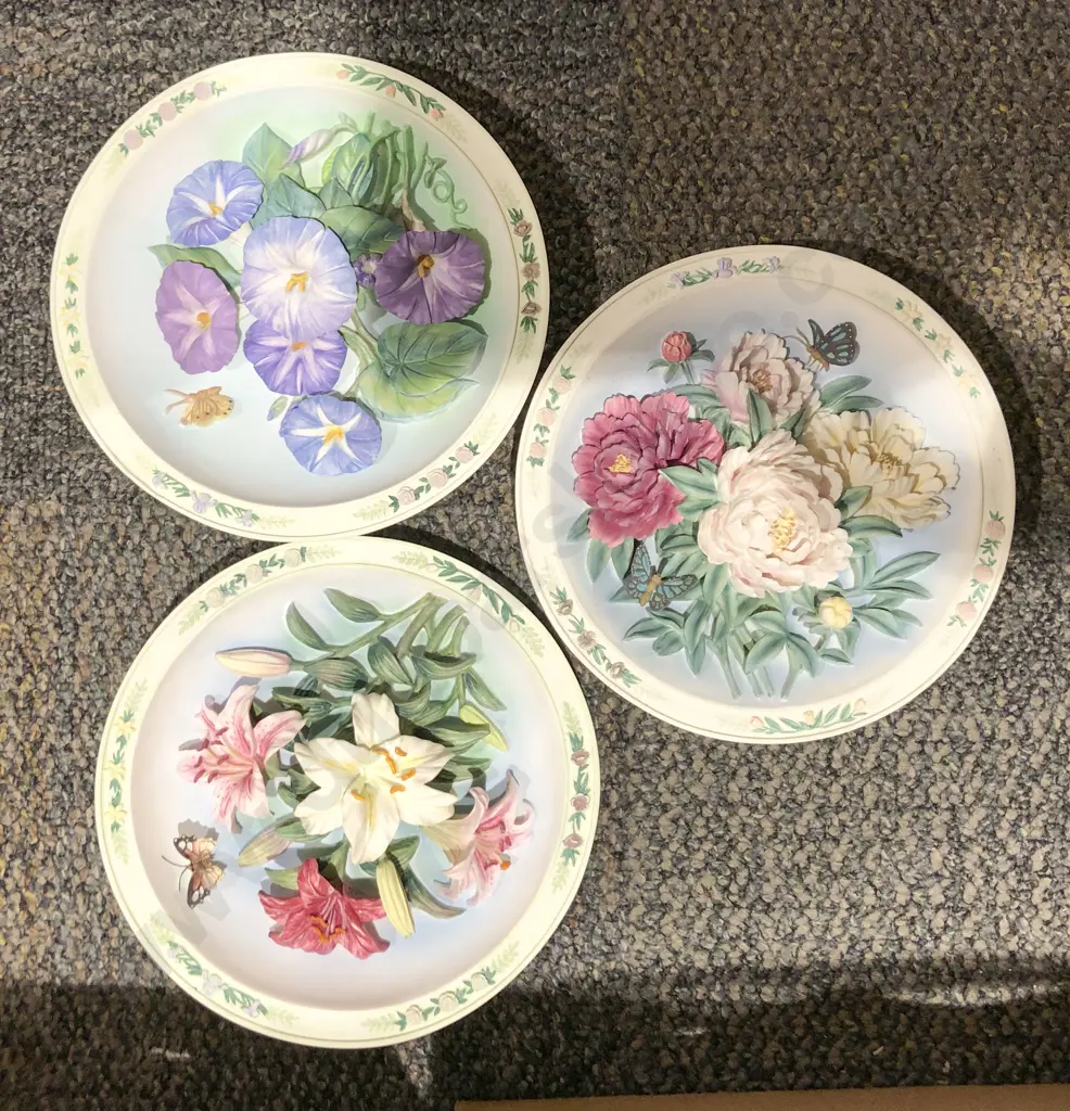 Box Quantity of Assorted Commemorative Plates Image 1++