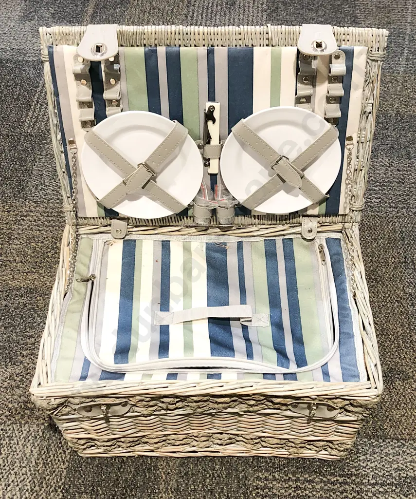 Wicker Picnic Basket Image 1++