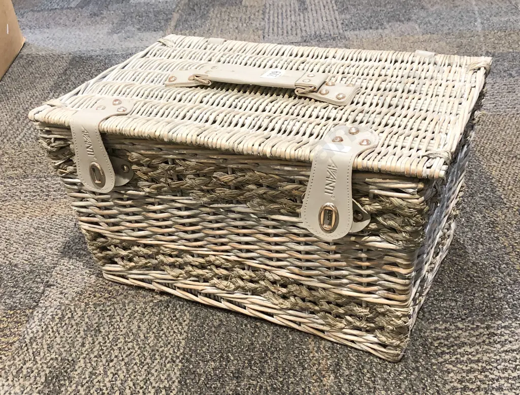 Wicker Picnic Basket Image 1++