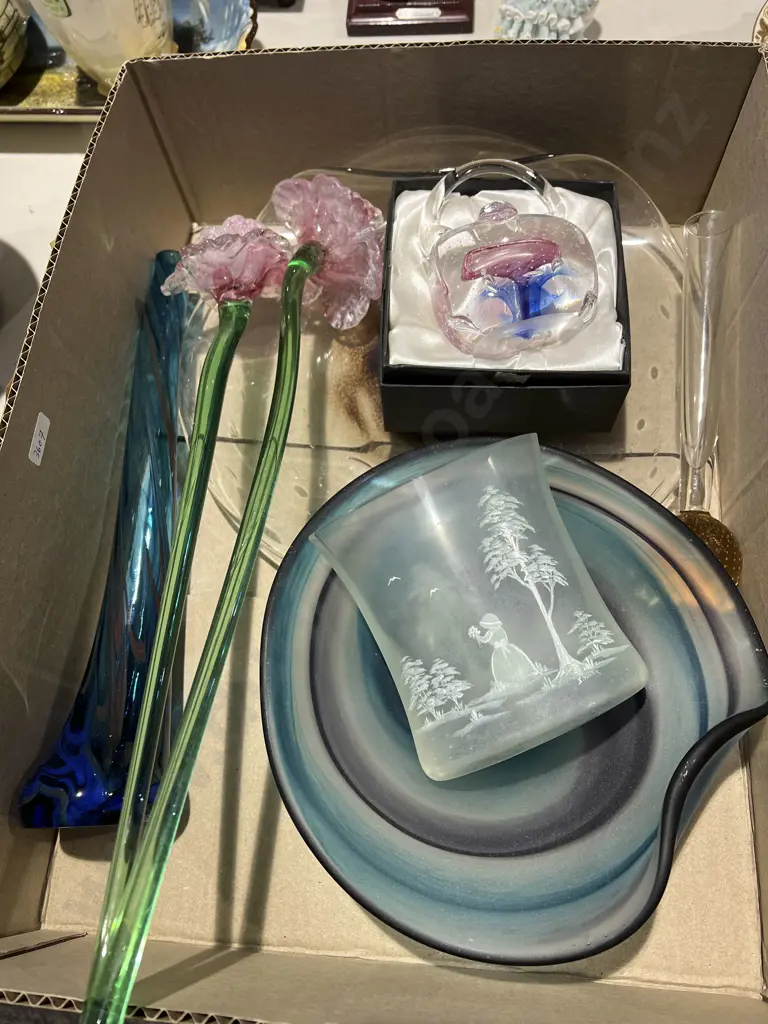 Qty of Assorted Art Glass Image 1++