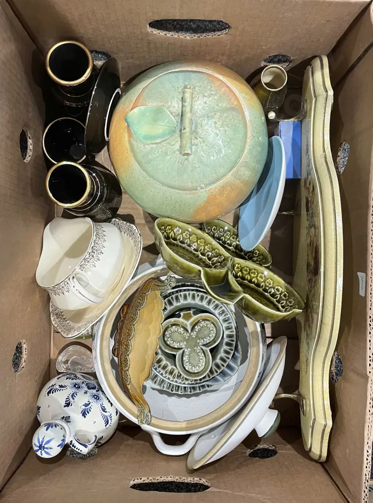 Box of Assorted Including Wade and Ceramic Coat Hook Wall Hanging Image 1++