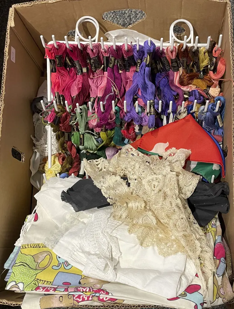 Box of Assorted Knitwear Material Etc Image 1++