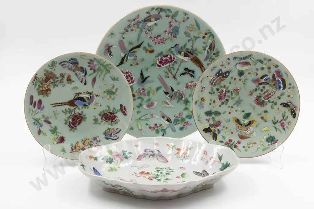 Late 19th Century Chinese Porcelain Cabinet Plate Together With A Dish And Two Small Plates Image 1++