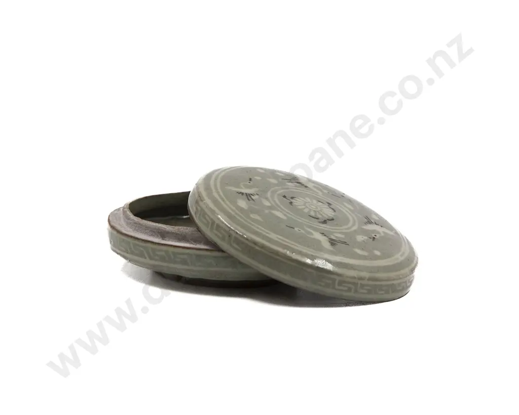 An Early 2oth Century Korean Cosmetic Jar Image 1++