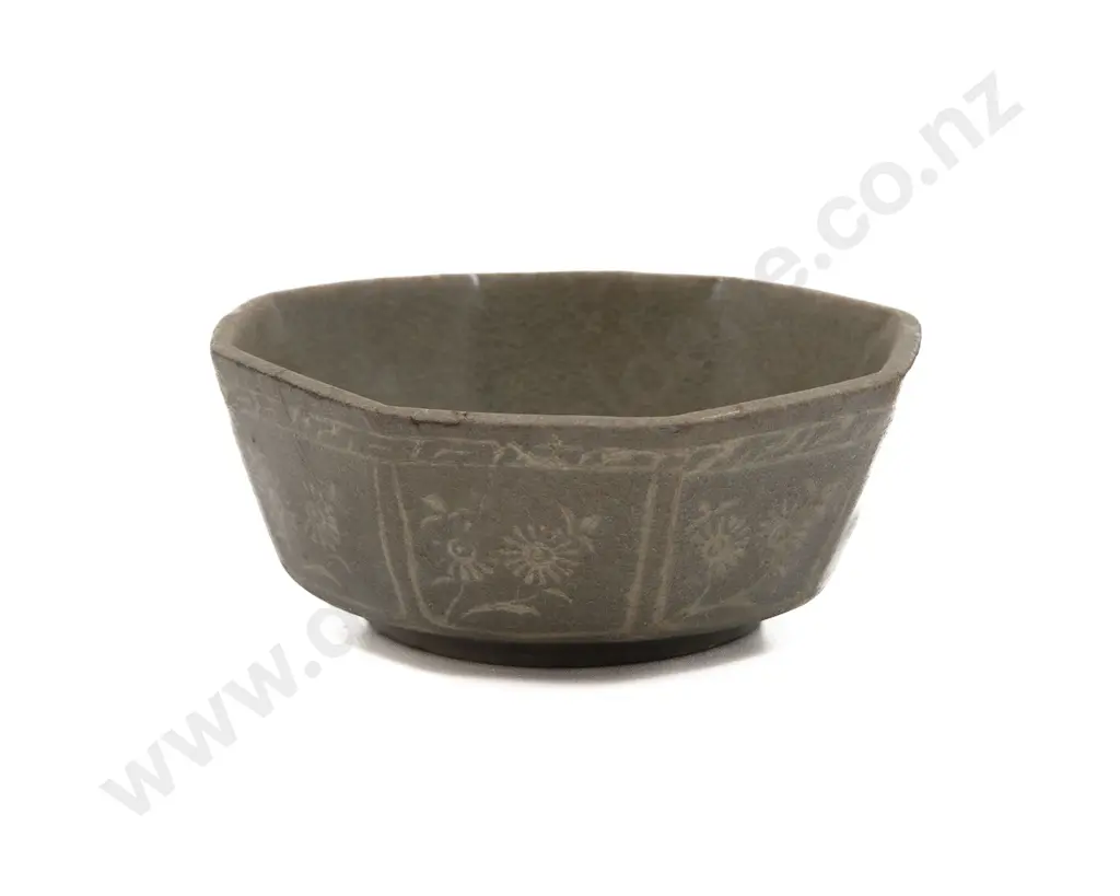 A Korean Goryeo Dynasty (935-1392) Celedon Glazed Octagonal Bowl Image 1++