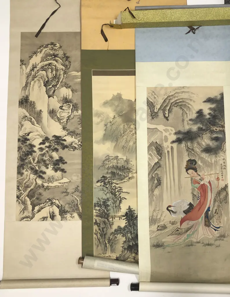 Four Chinese hand painted scroll paintings Image 1++