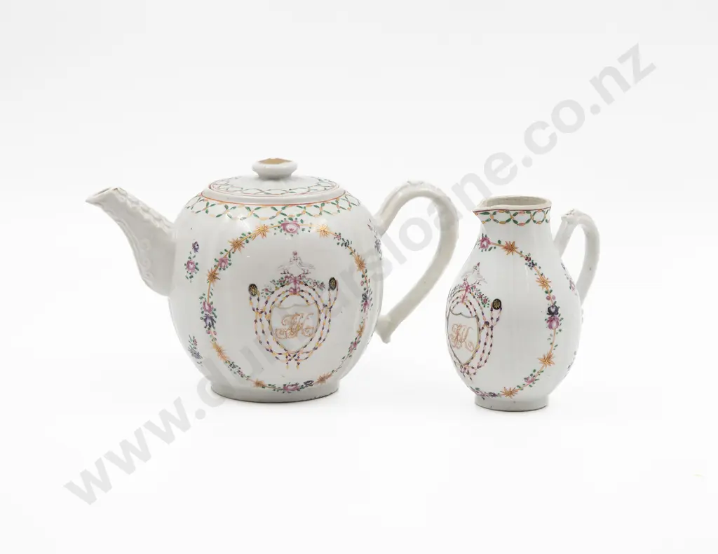 Late C18th/C19th Chinese Export Ware Armorial Teapot and Jug Image 1++