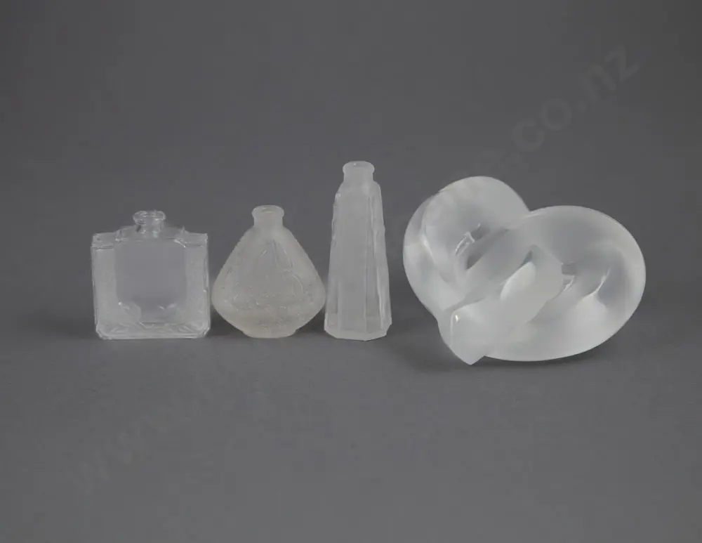 Small Lalique Frosted Glass Love Knot Image 1++