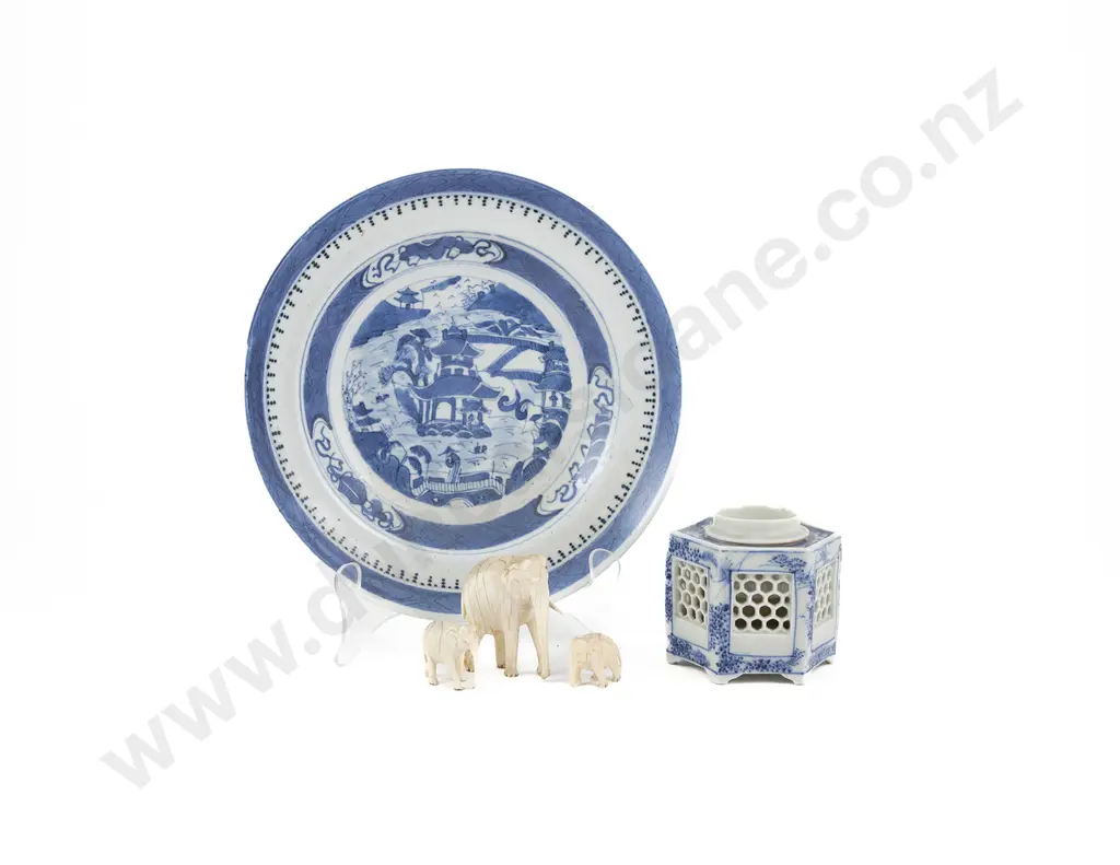 Late C18th or Early C19th Chinese Blue & White Porcelain Plate Image 1++