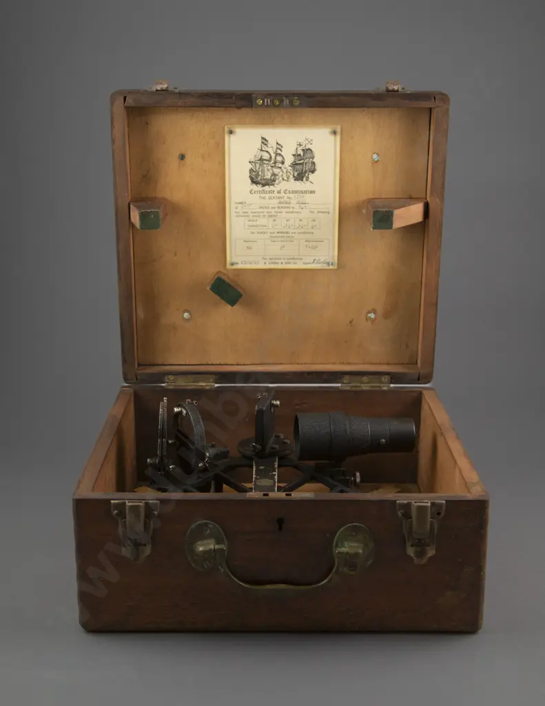 Vintage Mahogany Cased Sextant By Cooke Of Hull Image 1++