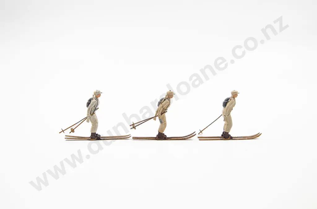 Boxed Britains No 2037 Ski Trooper together with four unboxed Image 1++