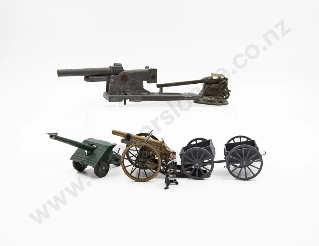 Four Assorted Britains and Other Manufacture Field Guns and Two Limbers Image 1++