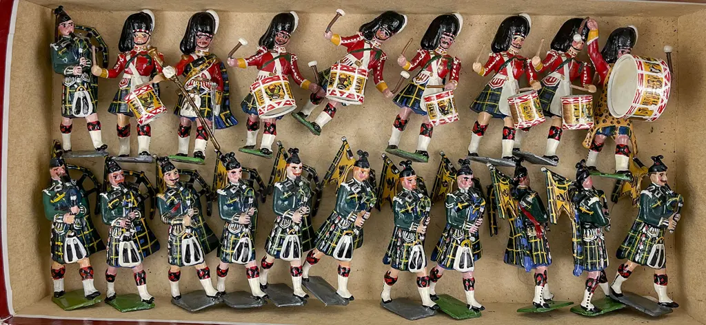 Britains Gordon Highlanders Pipe and Drums Band 21pces Image 1++