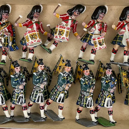 Britains Gordon Highlanders Pipe and Drums Band 21pces