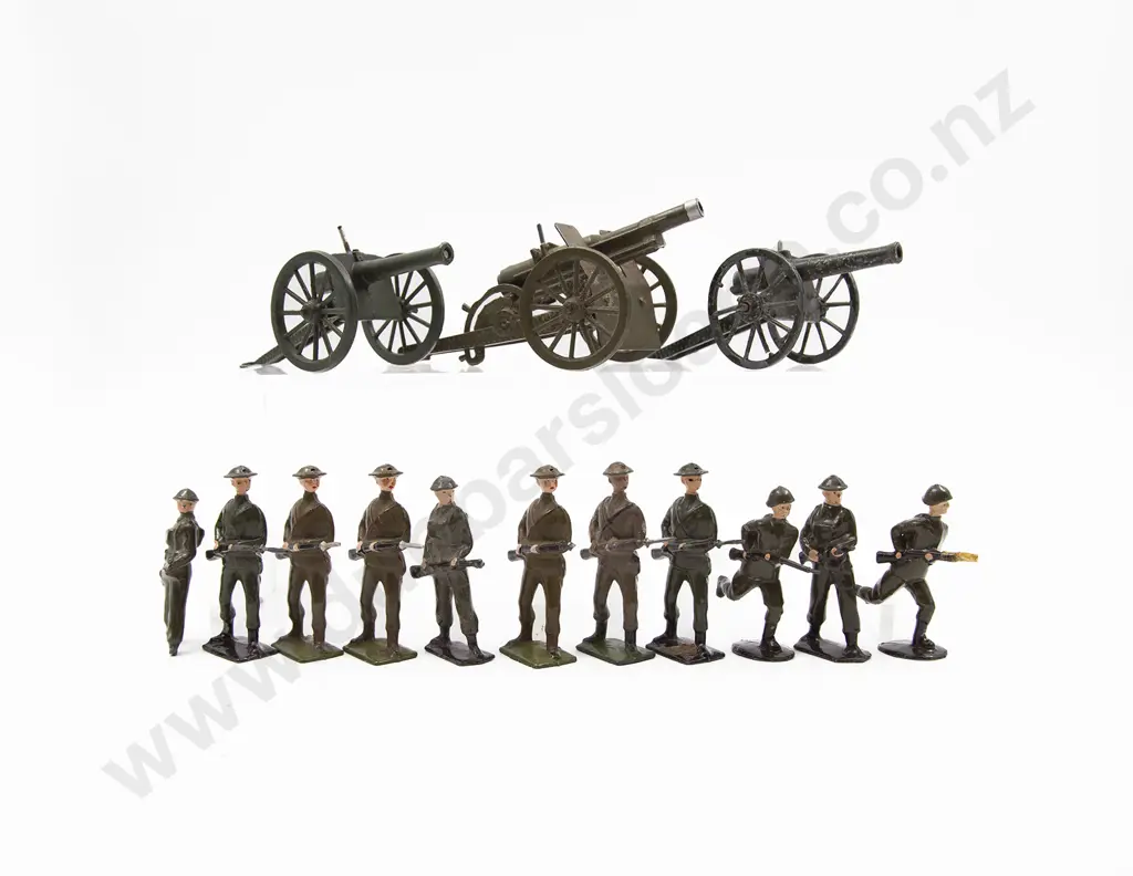 Three Britains Field Guns with Britains Fighting Soldiers 10pces Image 1++