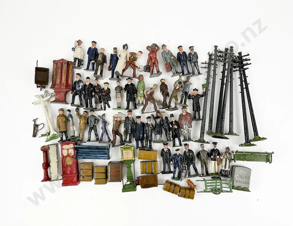 Collection Mainly Britains O Gauge Railway Station People and Accessories Image 1++