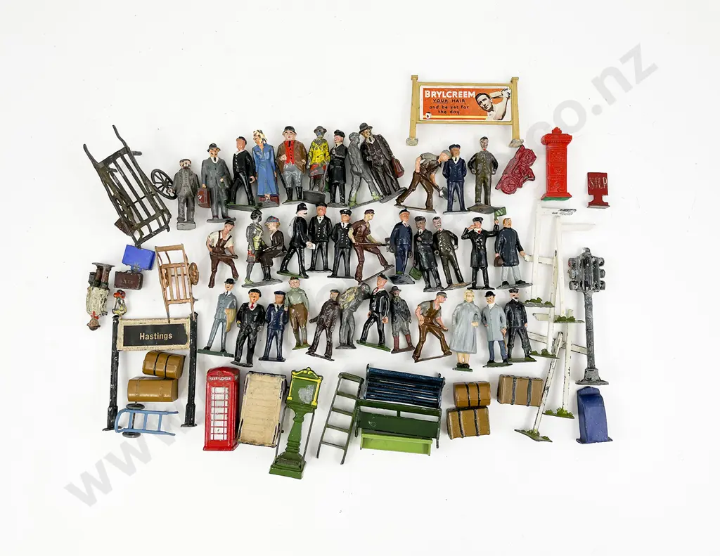 Collection Mainly Britains O Gauge Railway Station People and Accessories Image 1++