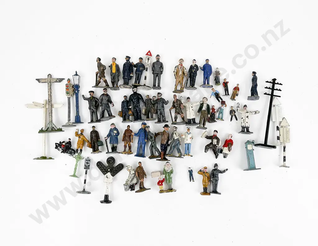 Collection Mainly Britains HO Gauge Railway Station Figures Image 1++