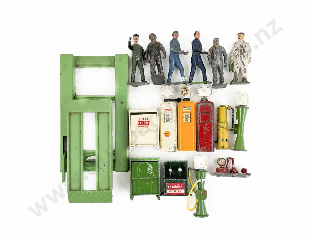 Mainly Britains Road Series Petrol Pumps Image 1++