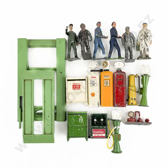 Mainly Britains Road Series Petrol Pumps