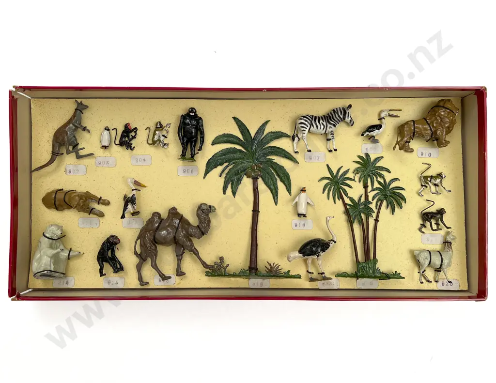 Britains Retail Sample Box of Zoo Animals Image 1++