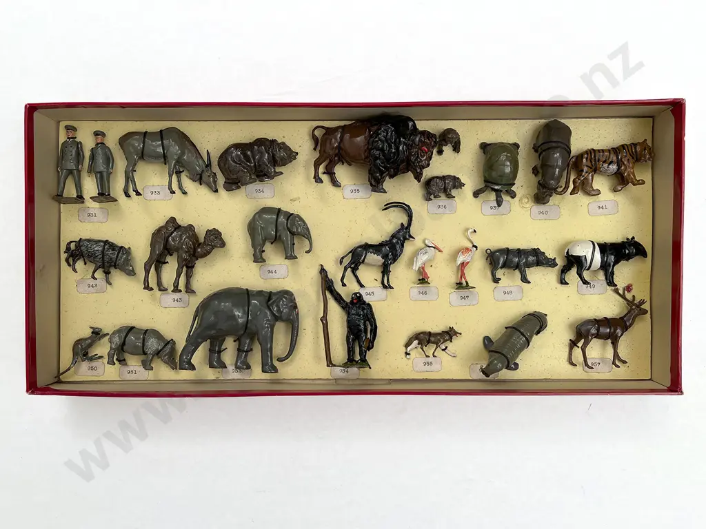 Britains Retail Sample Box of Zoo Animals Image 1++