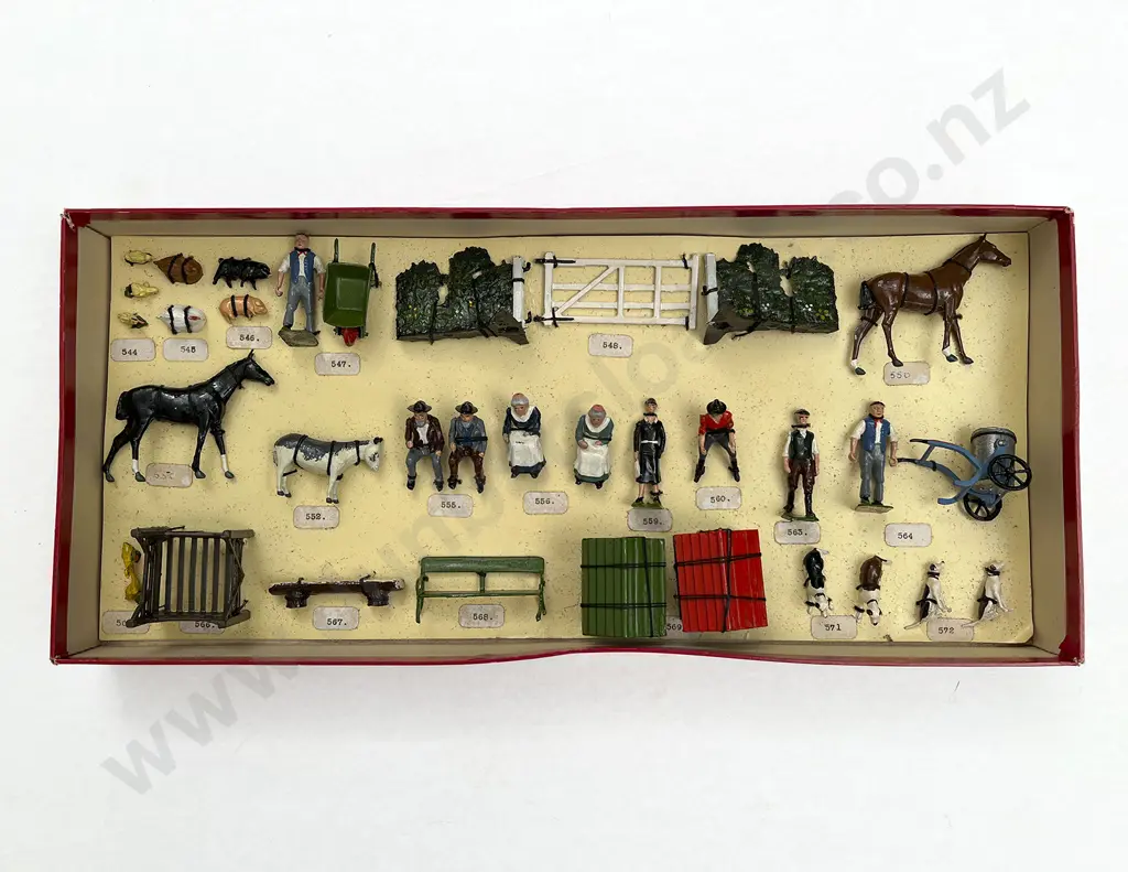 Britains Retail Sample Box of Farm People and Animals Image 1++