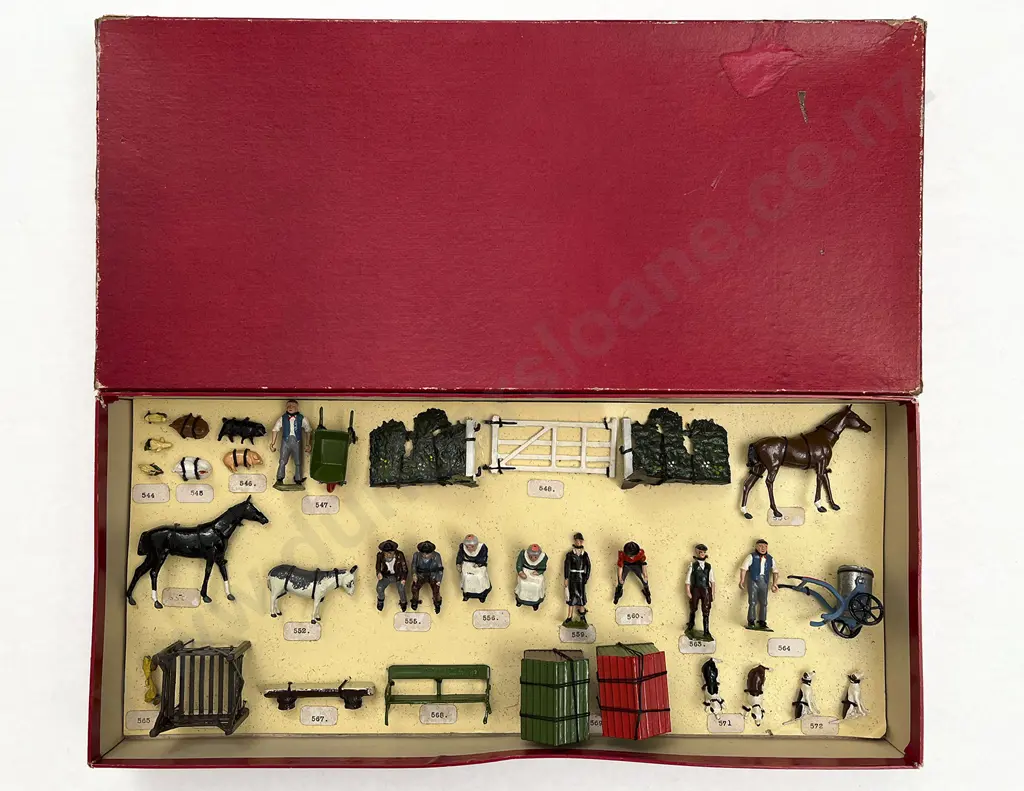 Britains Retail Sample Box of Farm People and Animals Image 1++