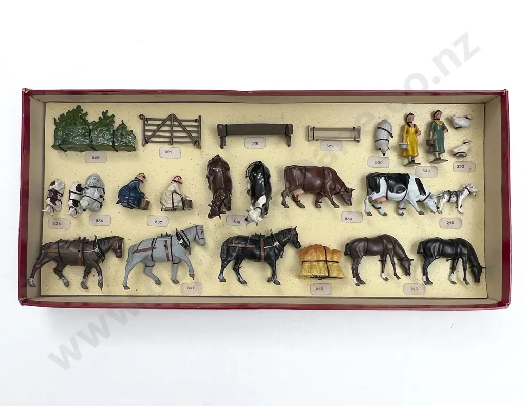 Britains Retail Sample Box of Farm People and Animals Image 1++