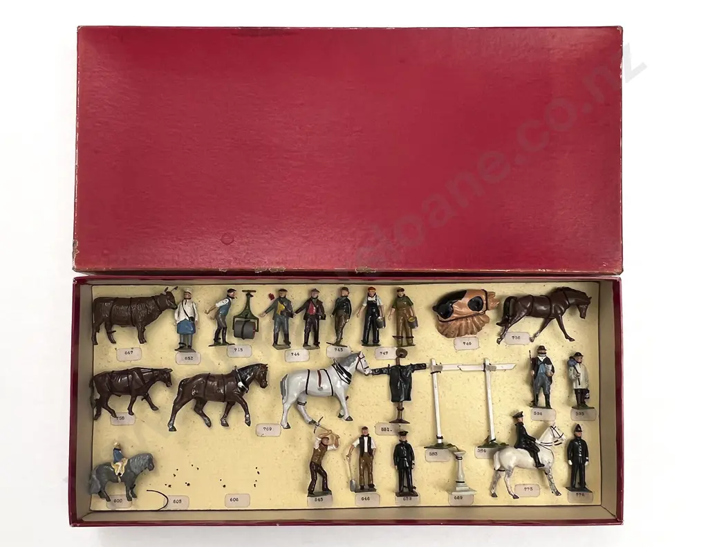 Britains Retail Sample Box of Farm People and Animals Image 1++