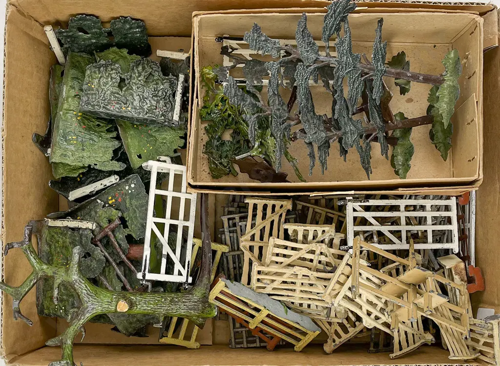 Mainly Britains Fencing Hedge Rows and Large Tree with Gate Image 1++