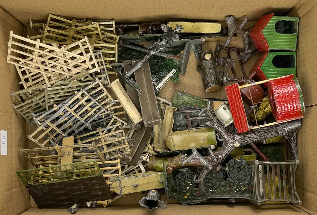 Mainly Britains Fencing Hedge Rows and Farm Yard Accessories Image 1++