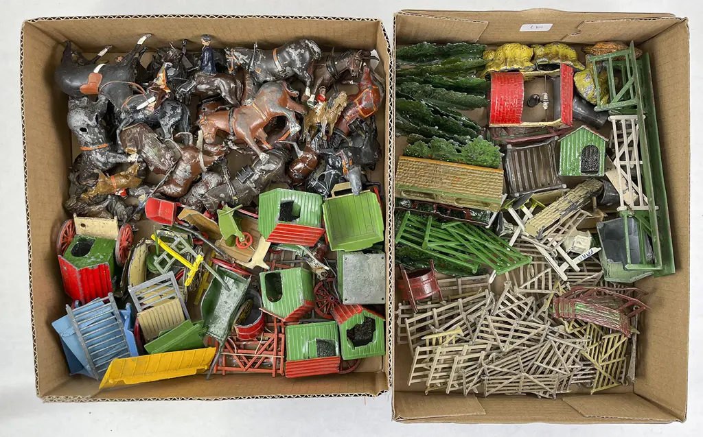 Mainly Britains Fencing Hedge Rows and Farm Yard Accessories Image 1++
