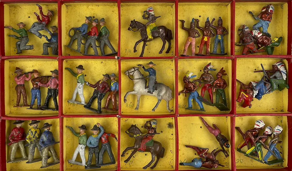 Crescent Toys Retail Box of Cowboys and Indians 39pces Image 1++