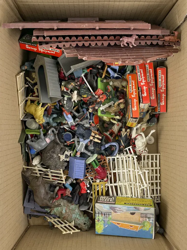 Collection Britains and Other Manufacture Plastic Soldiers and Figures Image 1++