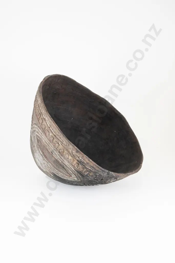 A Papua New Guinea Cooking Pot With Incised Pigmented Decoration Image 1++