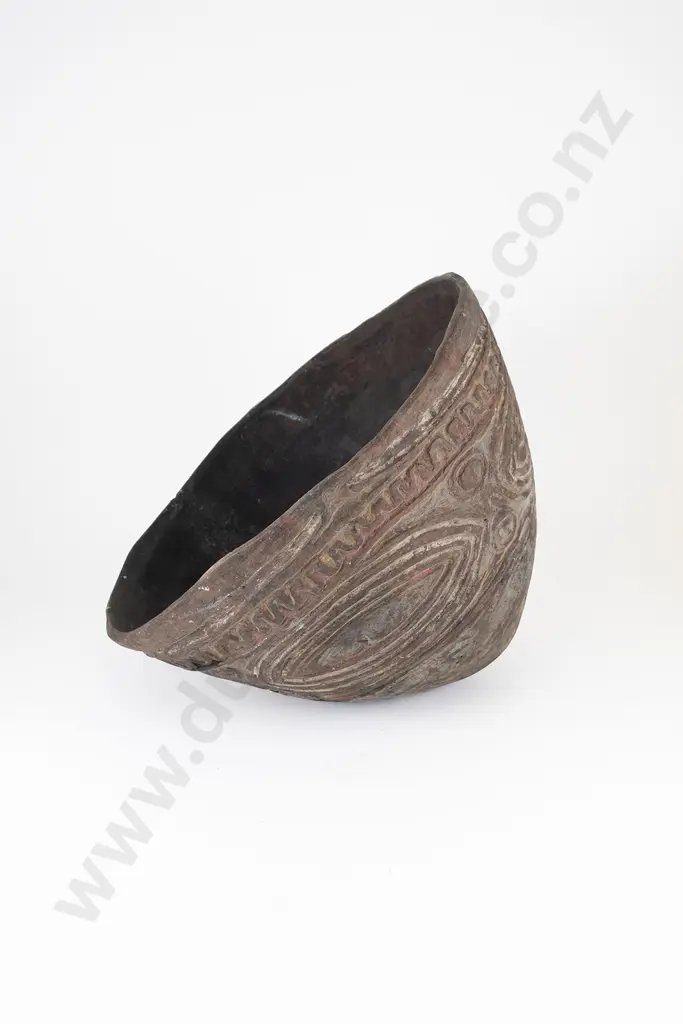 A Papua New Guinea Cooking Pot With Incised Pigmented Decoration Image 1++