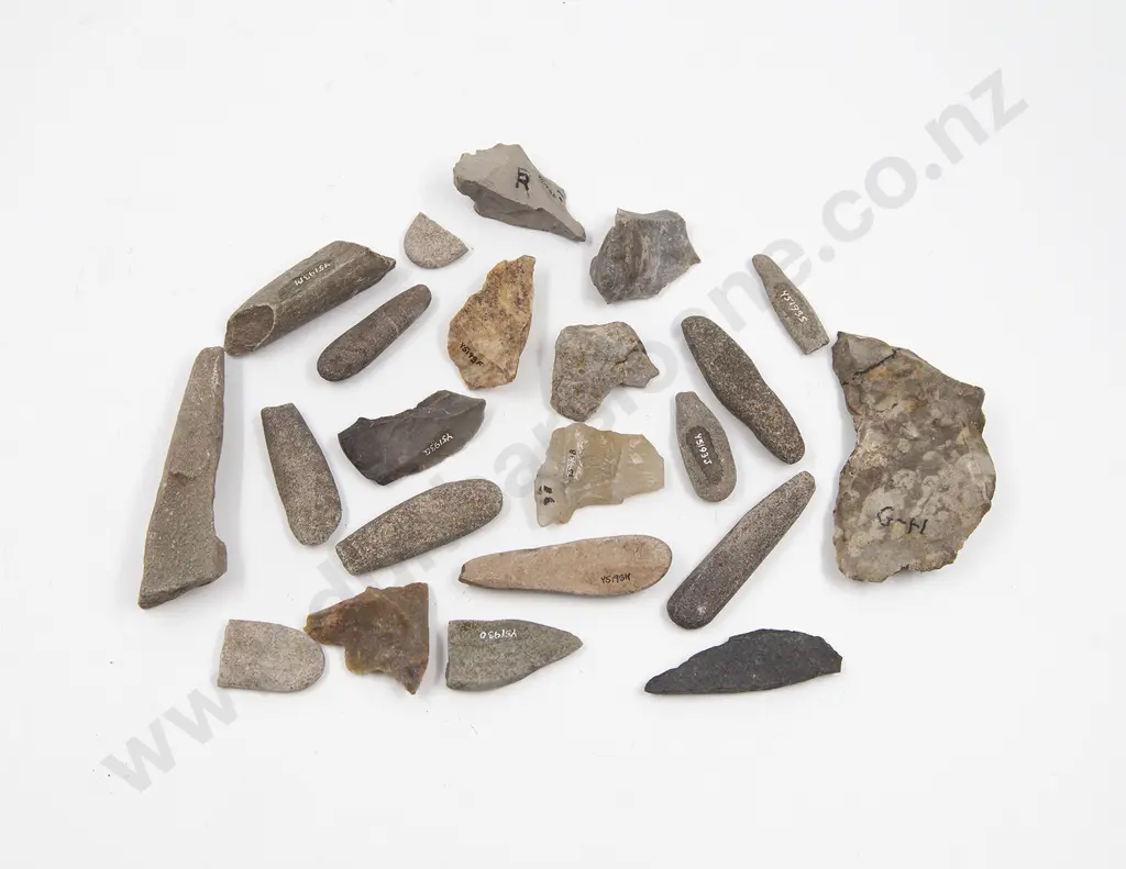 An Assortment Of 19 Sandstone And Chert Flakes Image 1++
