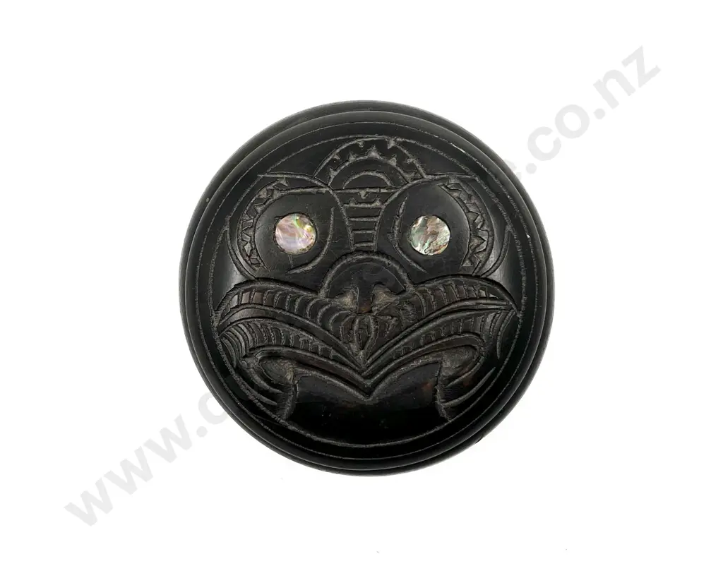 Round Lidded Box With Carved Wheku Head Image 1++