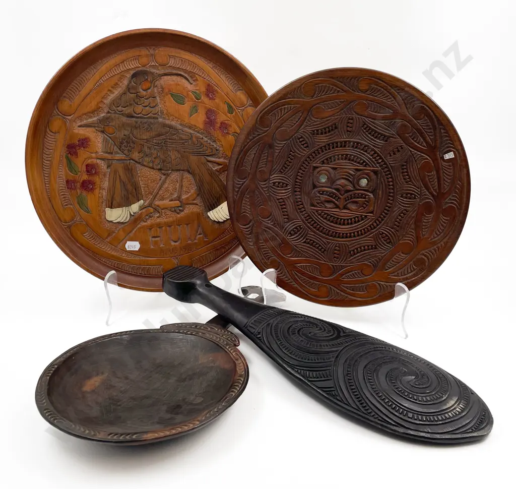 Carved Ebonised Patu With Huia Commemorative Plate And Two Others Image 1++