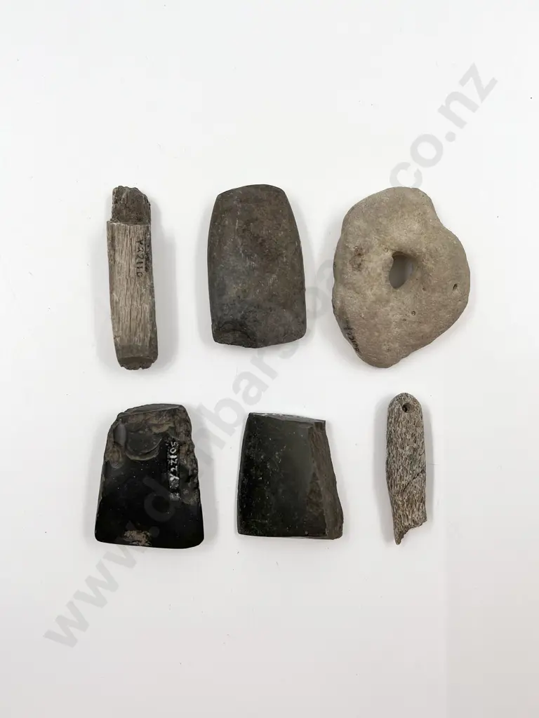 An Assortment Of Toki And Wood Fragments And A Small Punga (6 Pieces) Image 1++